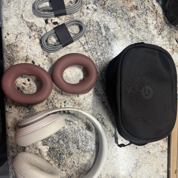 Beats Studio Pro Sandstone - Picture 1 of 3
